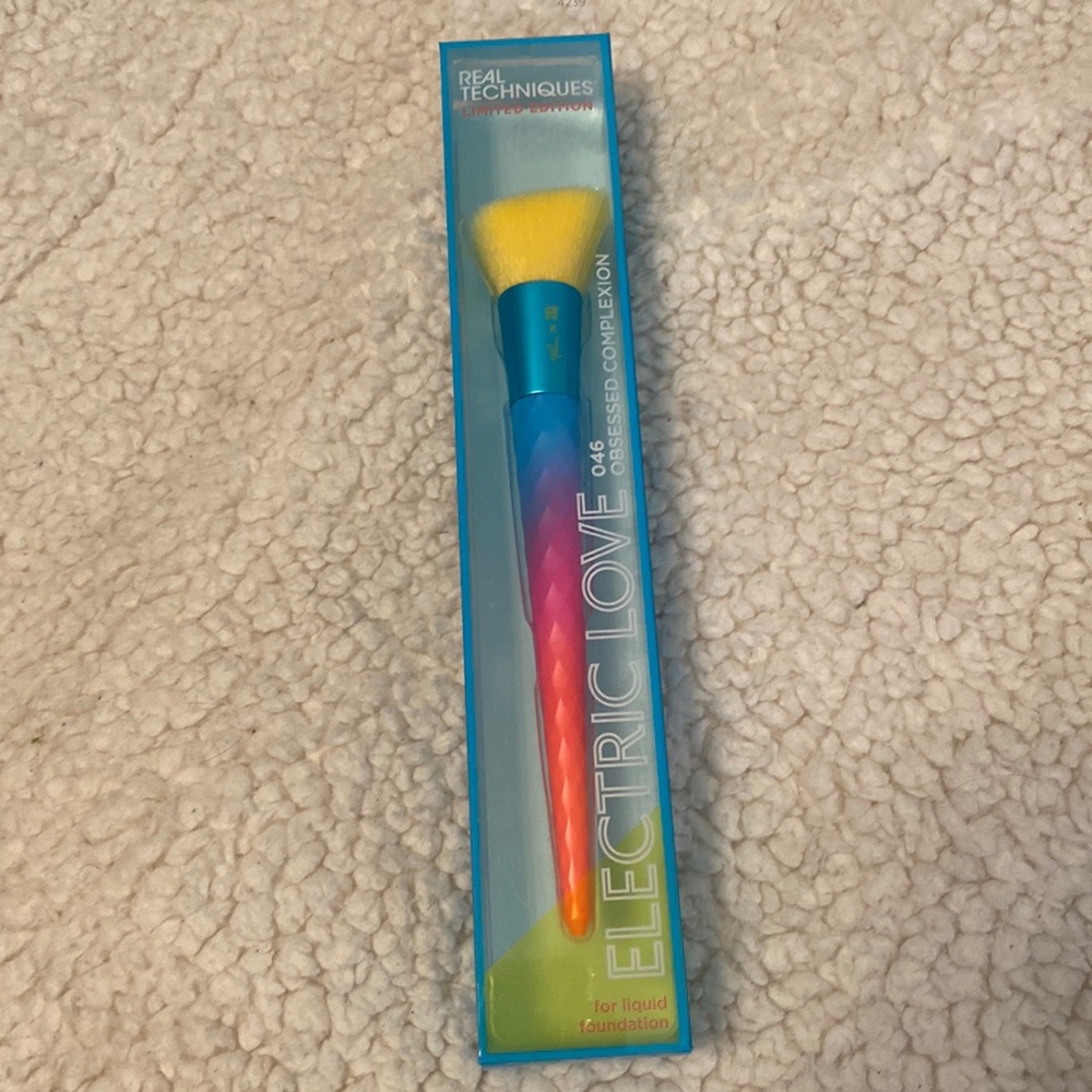 Real Techniques Limited Edition‎ Electric alive 046 Obsessed Complexion Brush